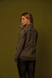 CHAQUETA DENIM GRIS STUDS EN HOMBROS