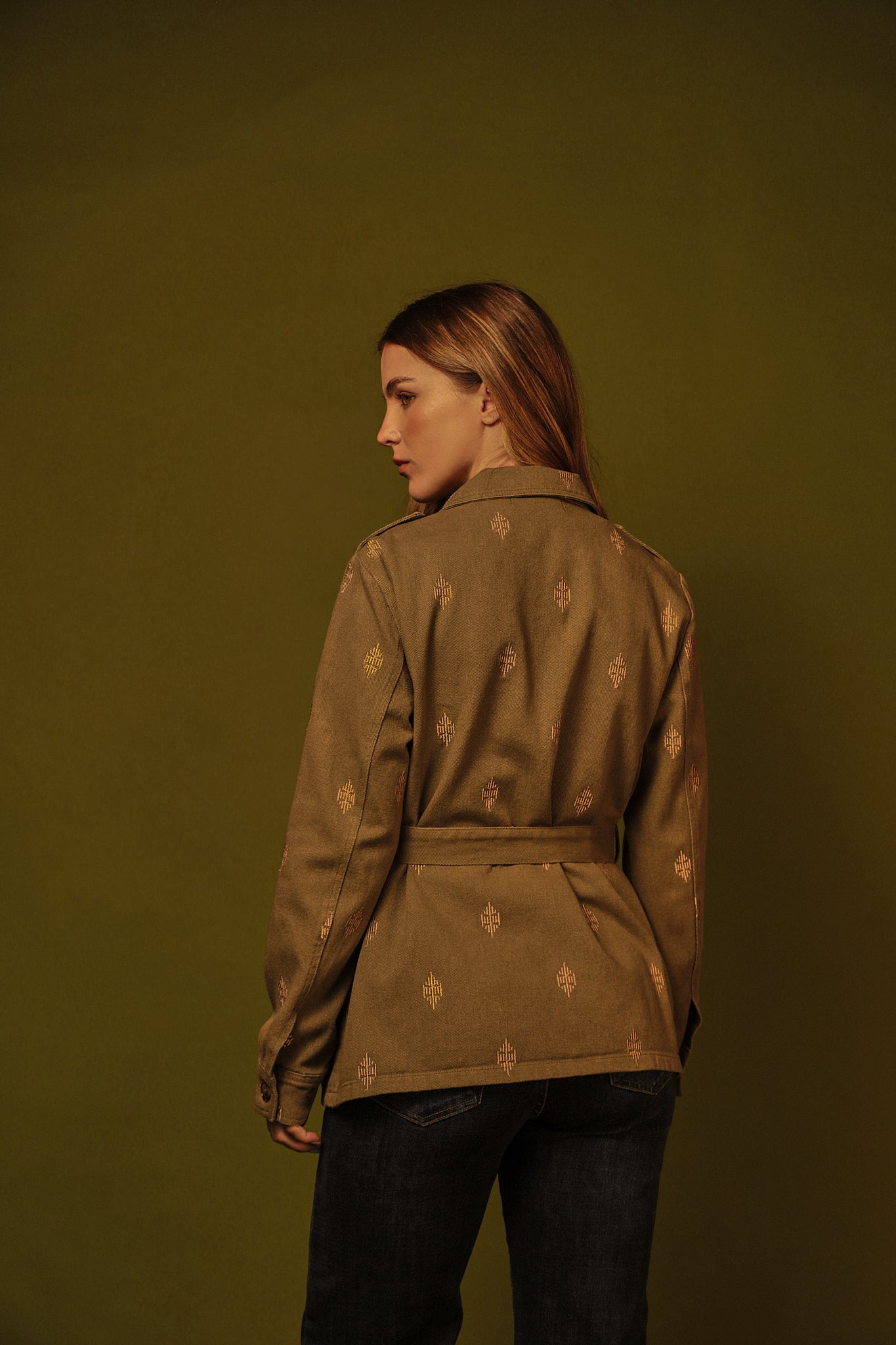 CHAQUETA CARGO VERDE BORDADO CON CINTURÓN