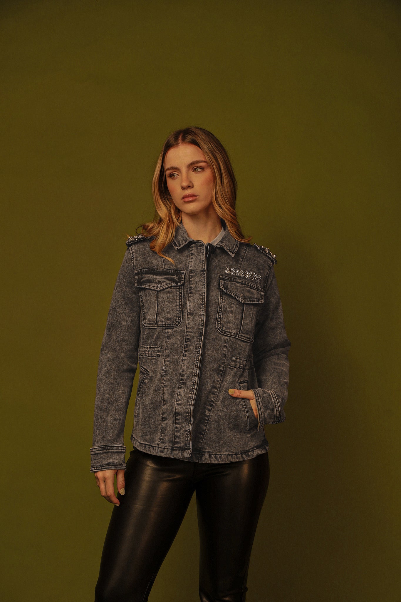 CHAQUETA DENIM GRIS STUDS EN HOMBROS