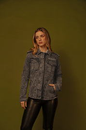 CHAQUETA DENIM GRIS STUDS EN HOMBROS
