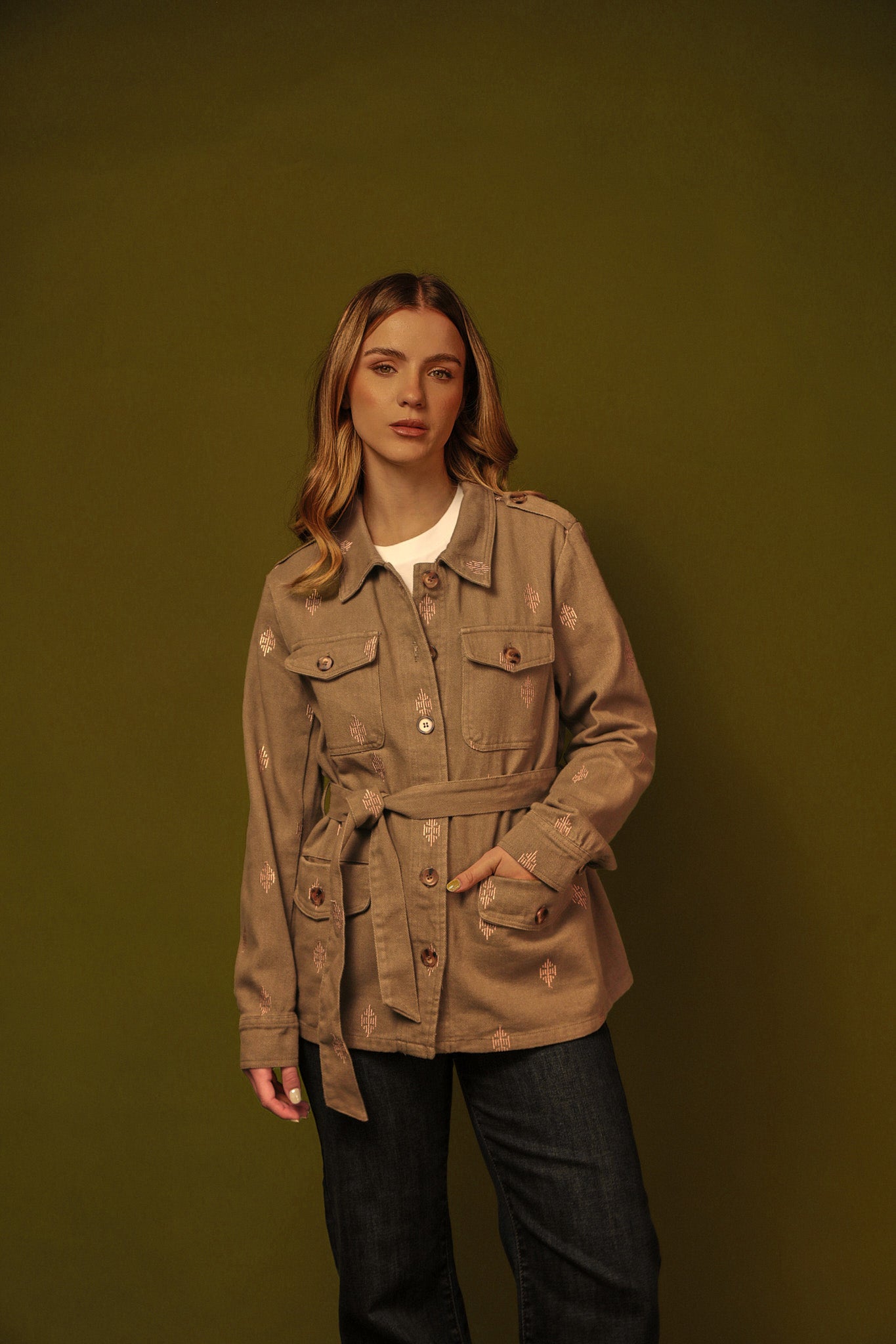 CHAQUETA CARGO VERDE BORDADO CON CINTURÓN