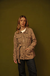 CHAQUETA CARGO VERDE BORDADO CON CINTURÓN