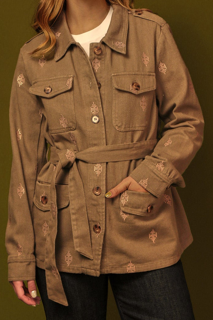 CHAQUETA CARGO VERDE BORDADO CON CINTURÓN