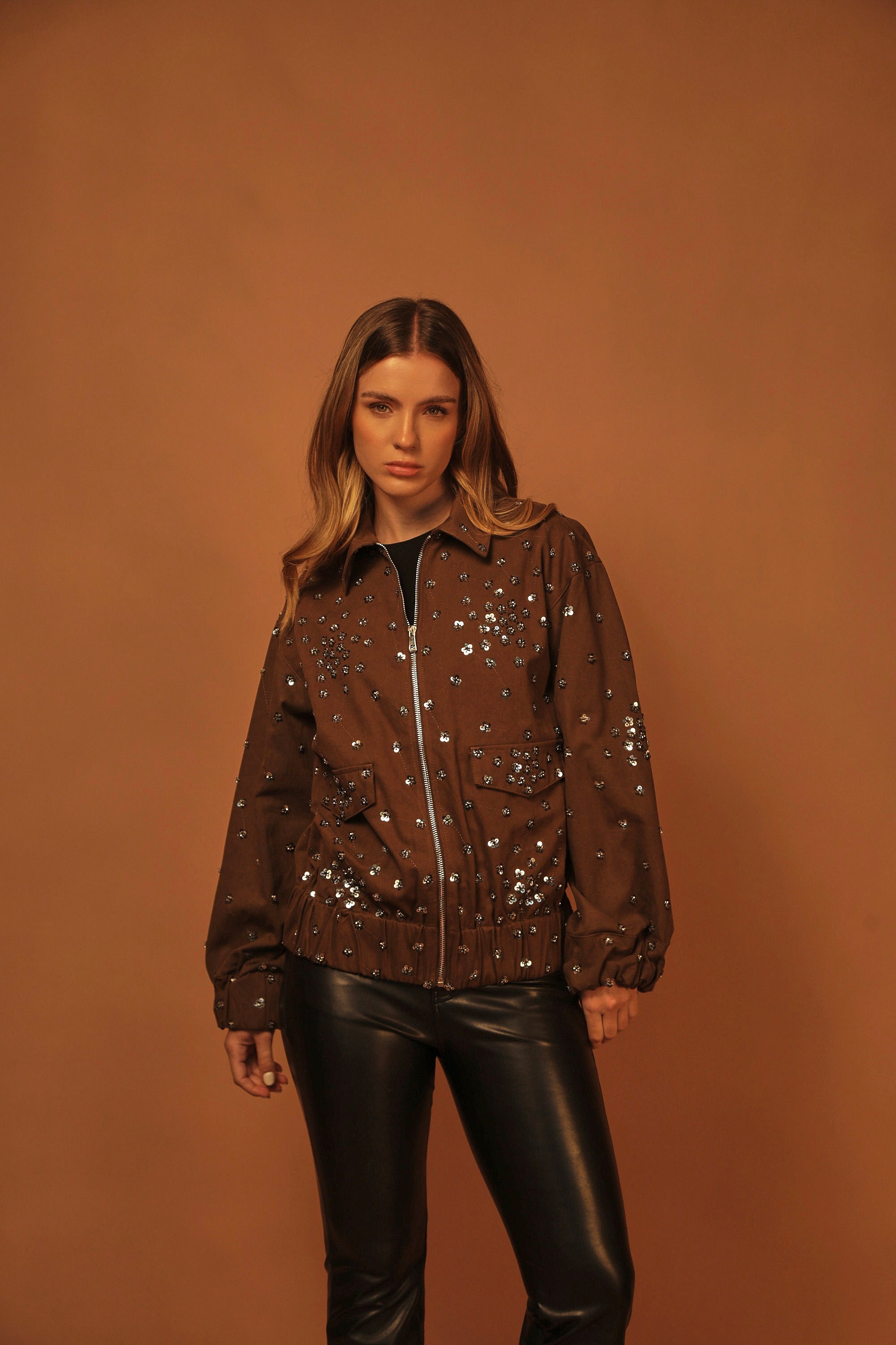 CHAQUETA CHOCOLATE BORDADO FLORES EN PEDRERIA