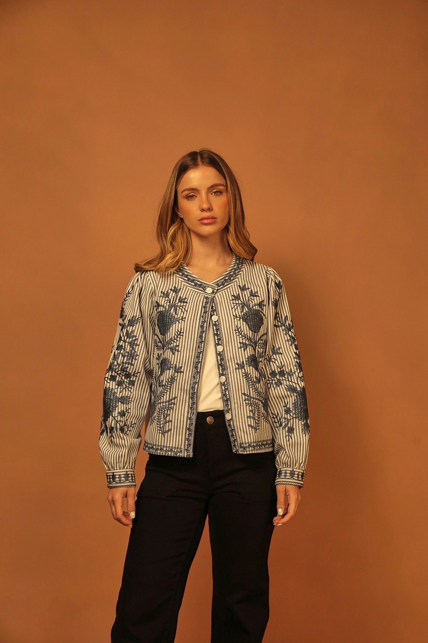 CHAQUETA RAYAS AZUL BORDADO FLORAL