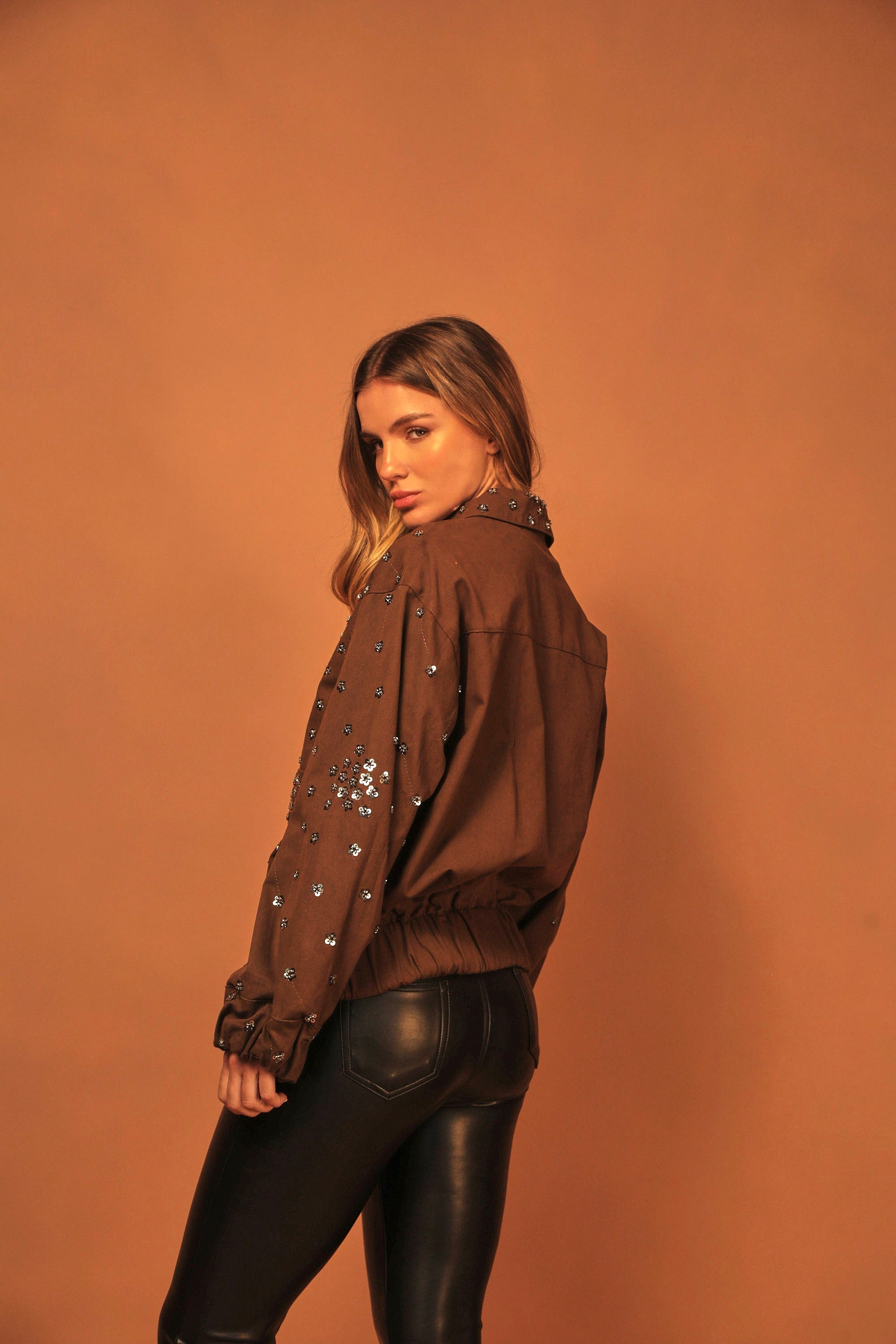 CHAQUETA CHOCOLATE BORDADO FLORES EN PEDRERIA