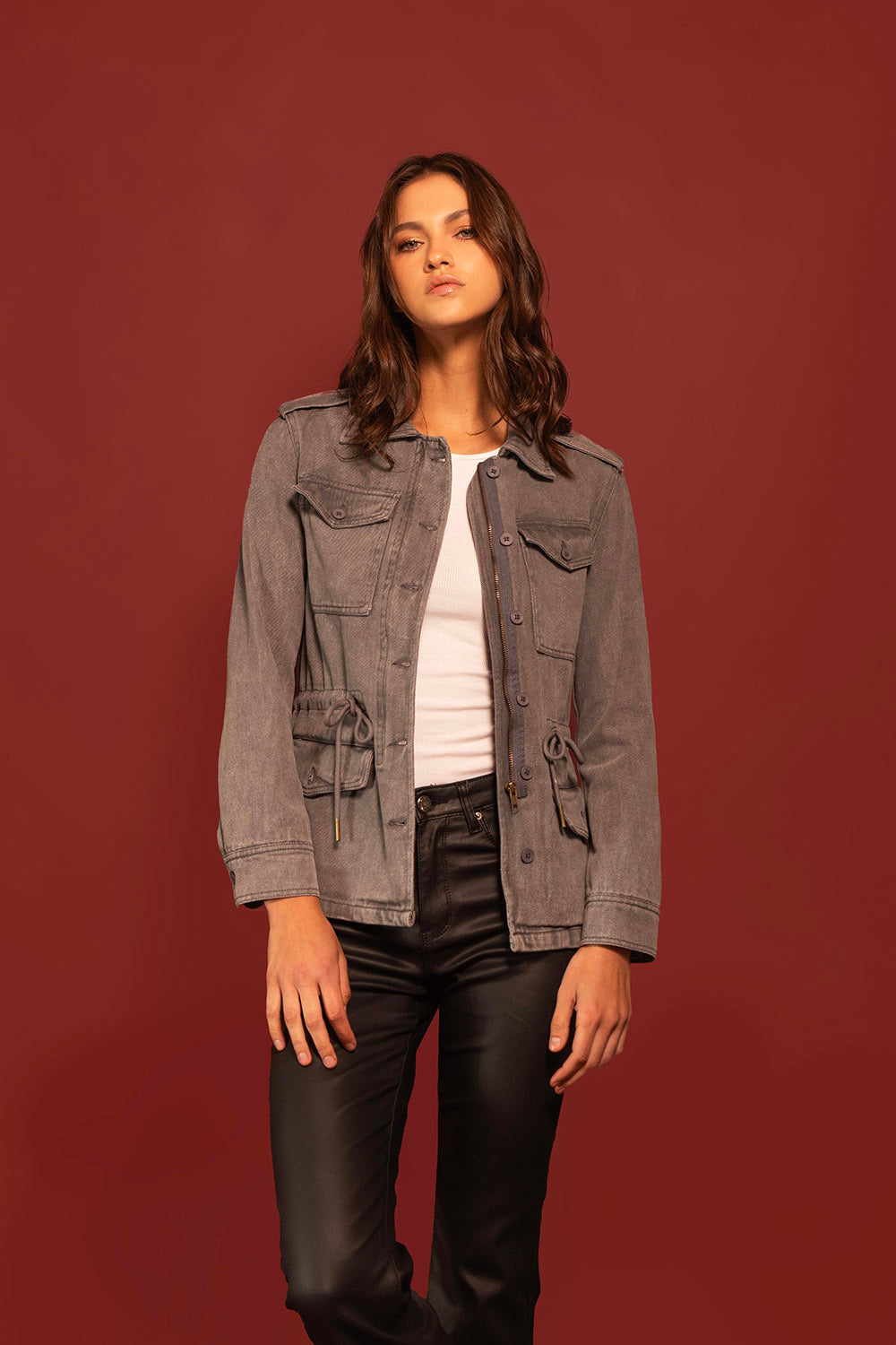 CHAQUETA DRIL CARGO BORDADO ESPALDA GRIS