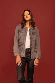 CHAQUETA DRIL CARGO BORDADO ESPALDA GRIS