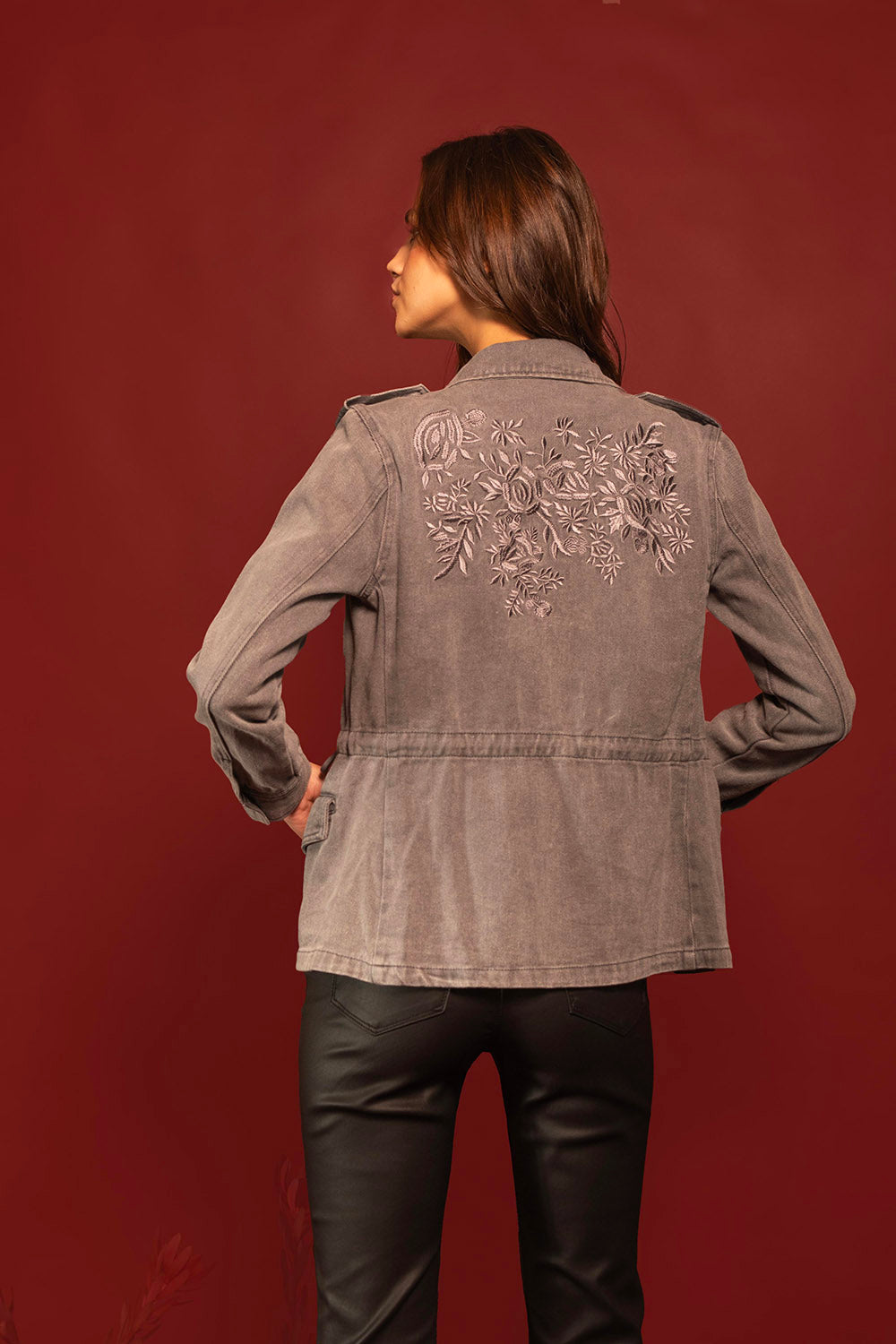 CHAQUETA DRIL CARGO BORDADO ESPALDA GRIS