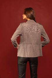 CHAQUETA DRIL CARGO BORDADO ESPALDA GRIS