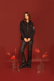 CHAQUETA CARGO NEGRA APLIQUES EN MANGA