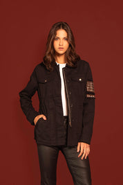 CHAQUETA CARGO NEGRA APLIQUES EN MANGA