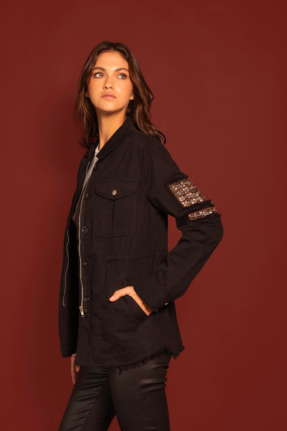 CHAQUETA CARGO NEGRA APLIQUES EN MANGA