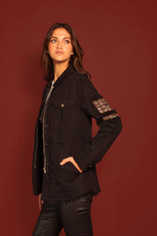 CHAQUETA CARGO NEGRA APLIQUES EN MANGA