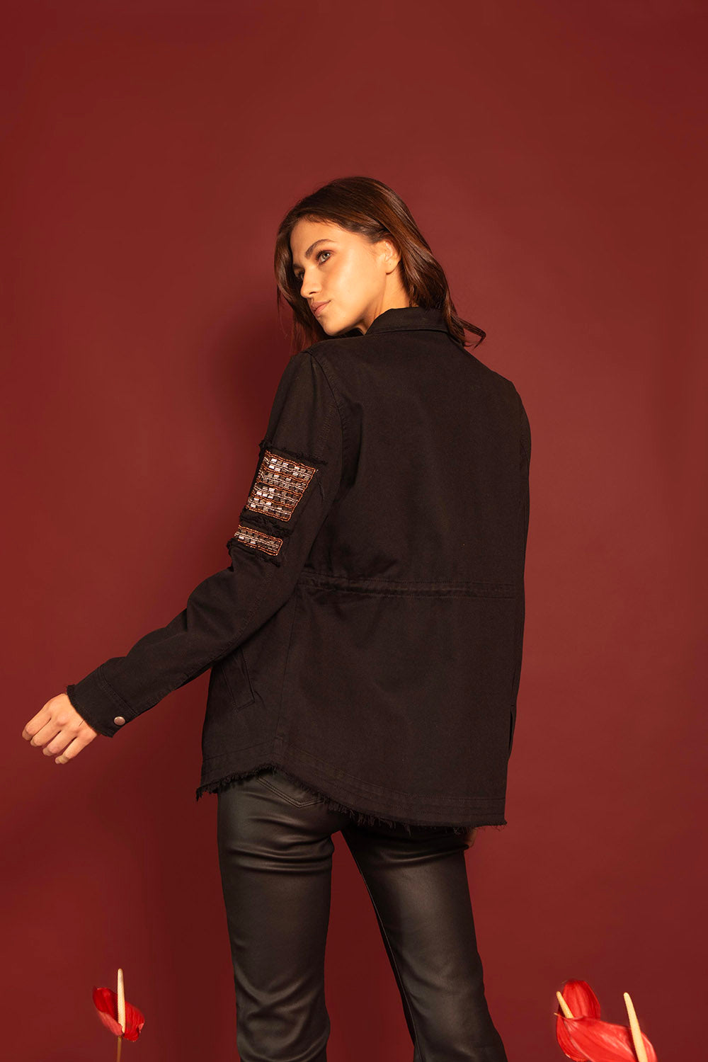 CHAQUETA CARGO NEGRA APLIQUES EN MANGA