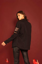 CHAQUETA CARGO NEGRA APLIQUES EN MANGA