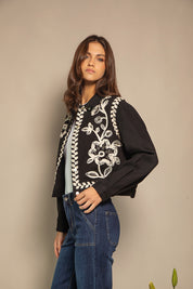 CHAQUETA NEGRA FLORES EN CINTAS