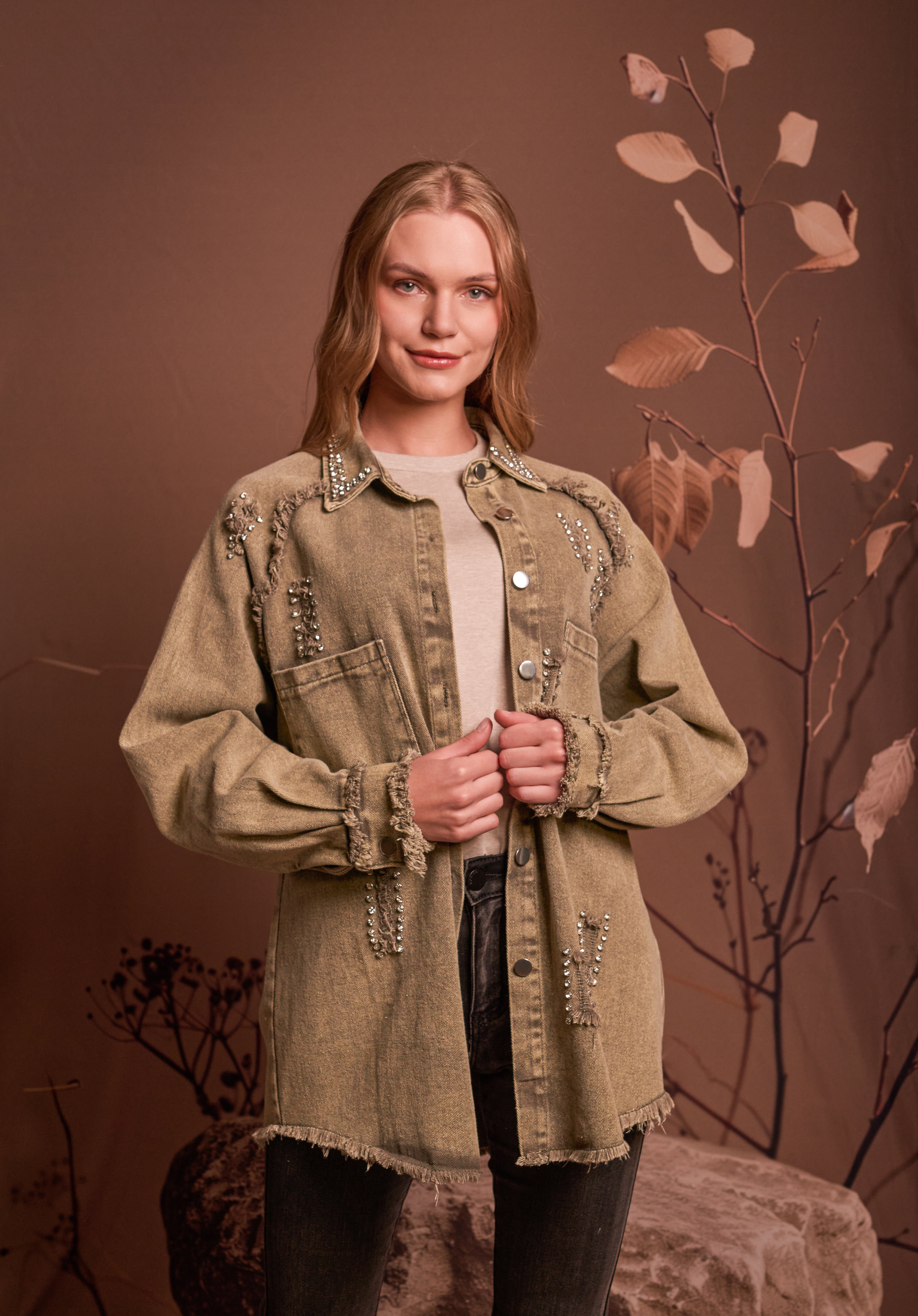 CHAQUETA DENIM VERDE DESGASTADA CON RHINESTONES