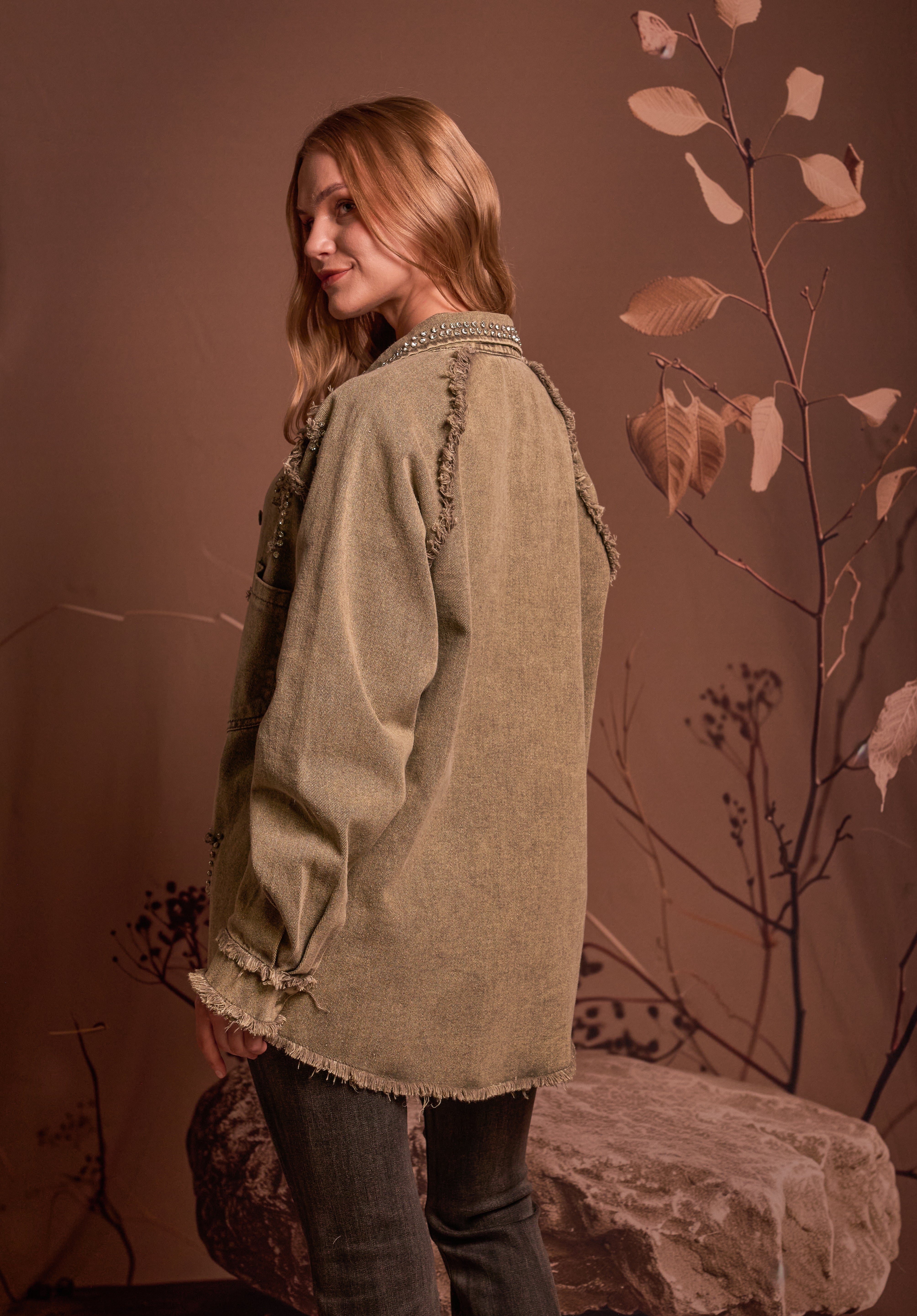 CHAQUETA DENIM VERDE DESGASTADA CON RHINESTONES