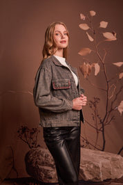 CHAQUETA DENIM GRIS BORDADO COLORES