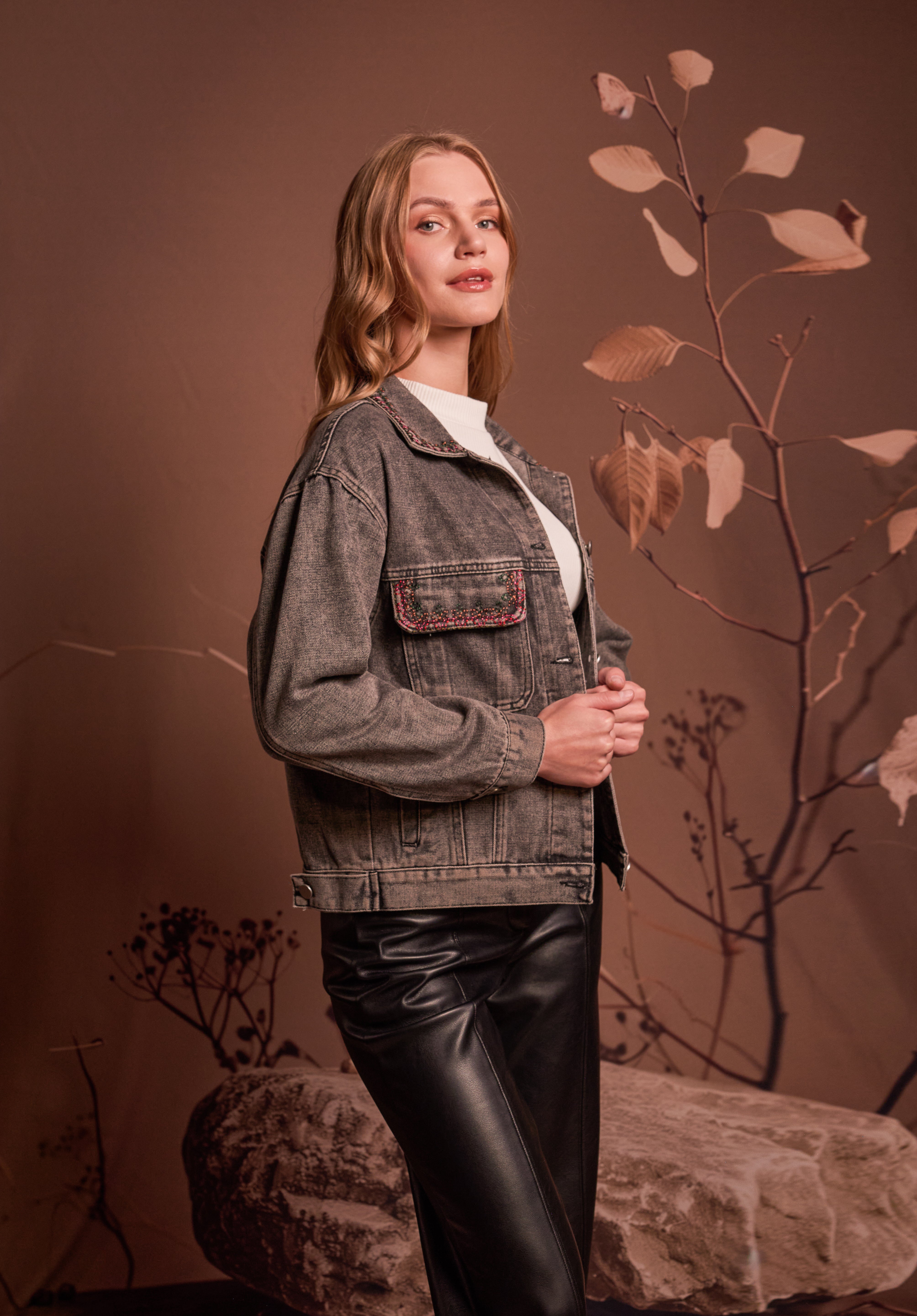 CHAQUETA DENIM GRIS BORDADO COLORES