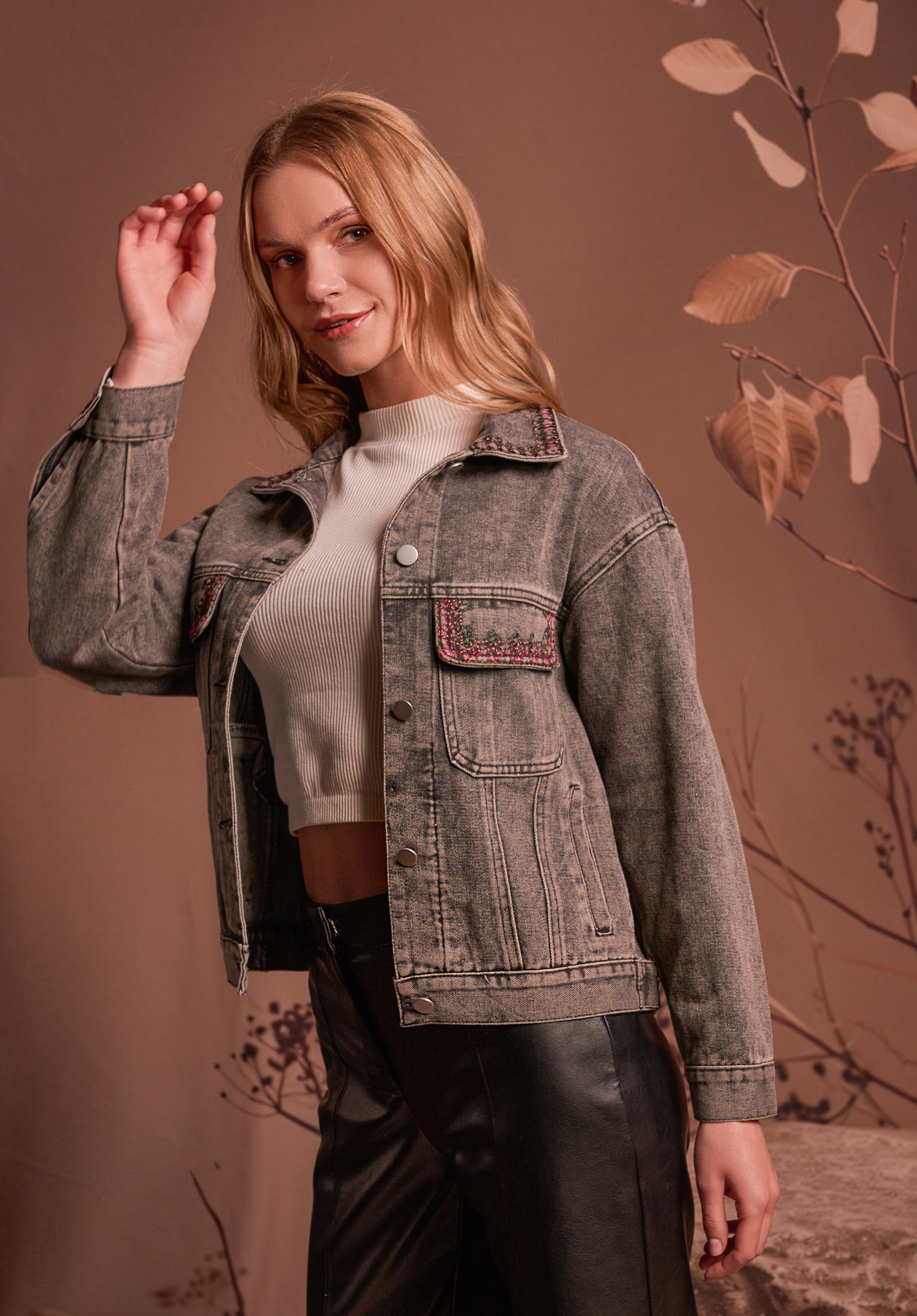 CHAQUETA DENIM GRIS BORDADO COLORES