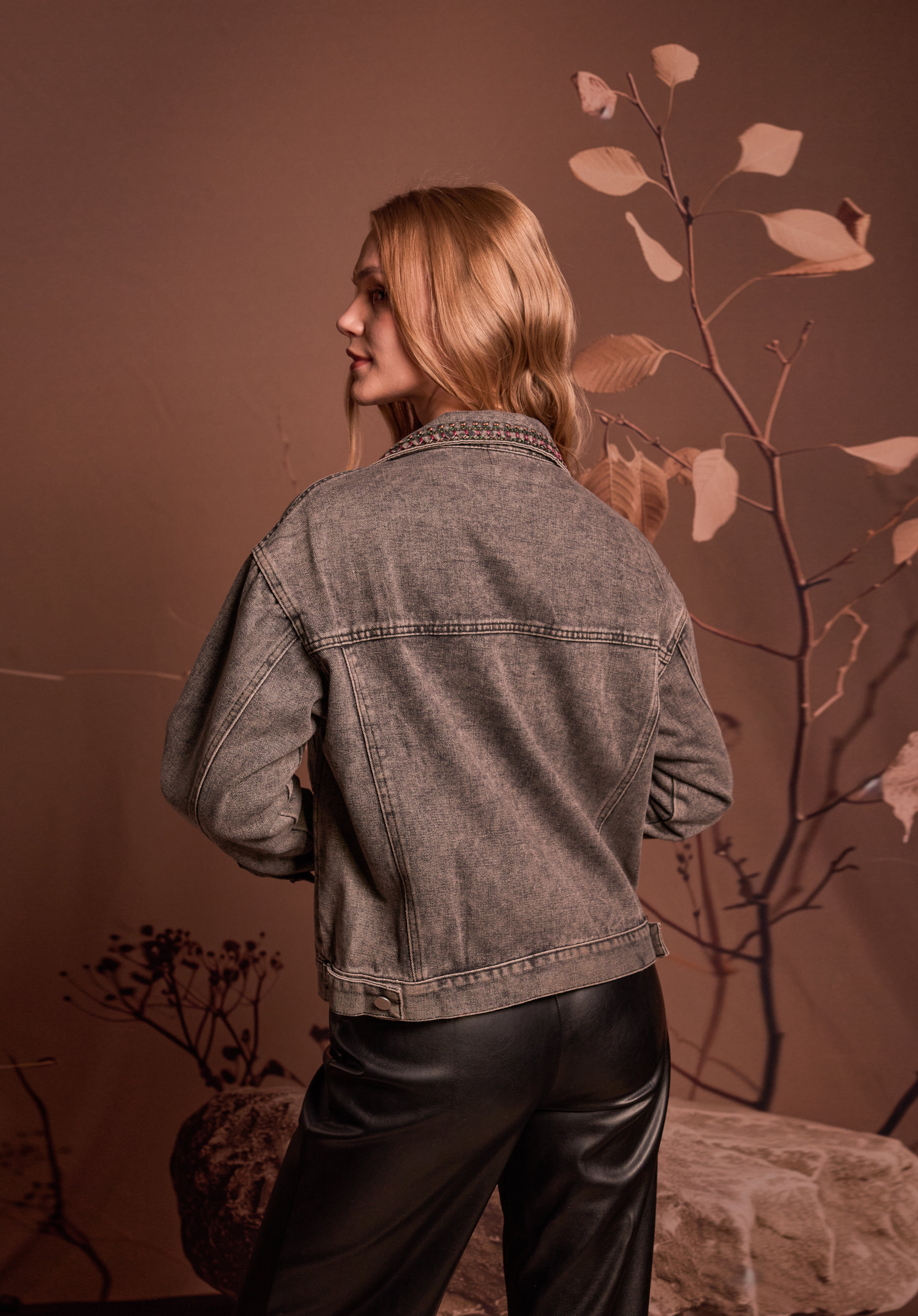 CHAQUETA DENIM GRIS BORDADO COLORES