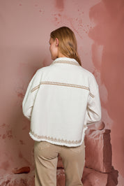 CHAQUETA DENIM BLANCO CUELLO BORDADO OLIVA