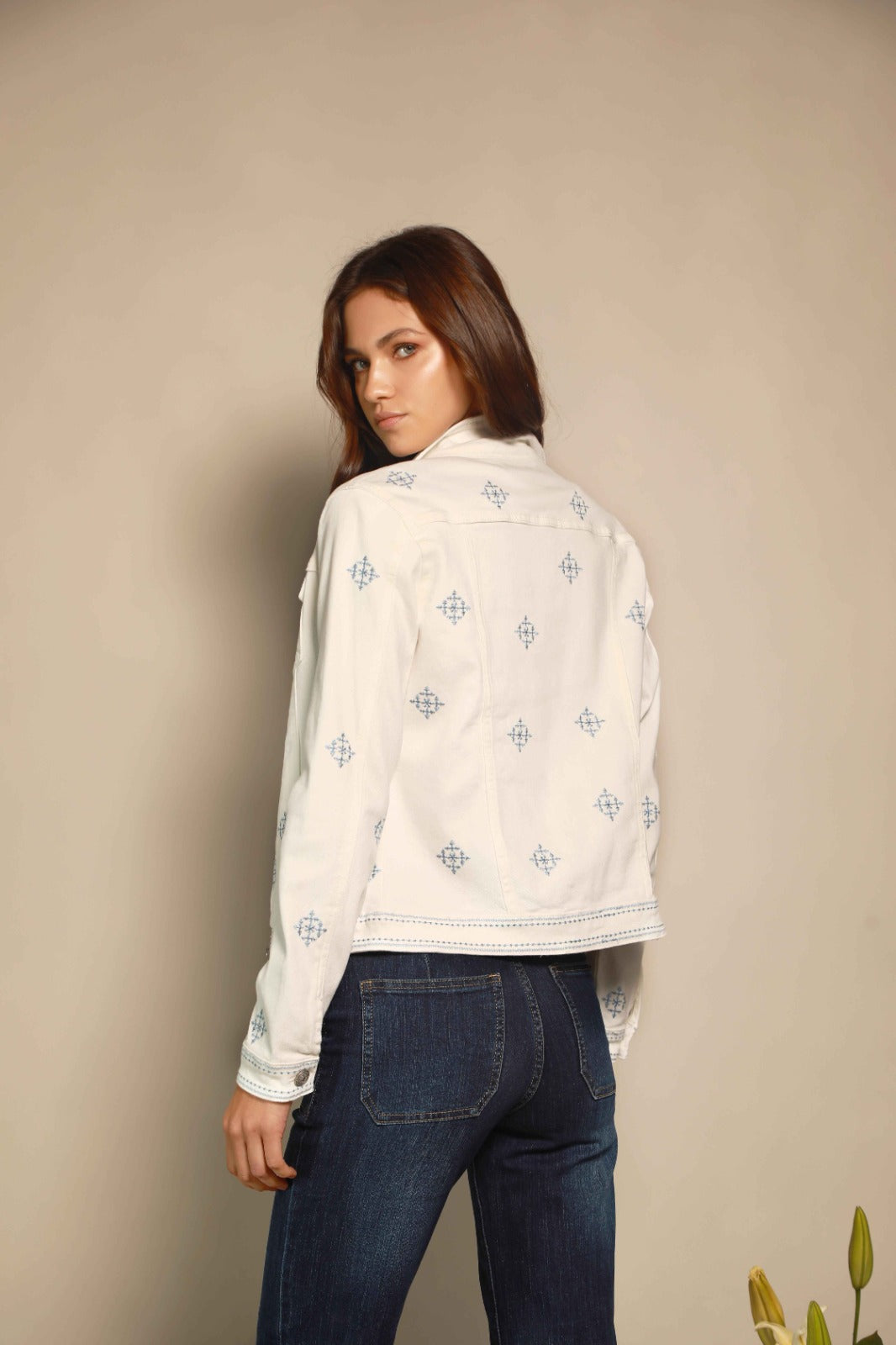 CHAQUETA TRUCKER BLANCA BORDADO CELESTE