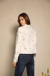 CHAQUETA TRUCKER BLANCA BORDADO CELESTE