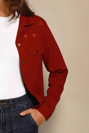 CHAQUETA DRIL VINOTINTO ESTRELLAS BORDADAS