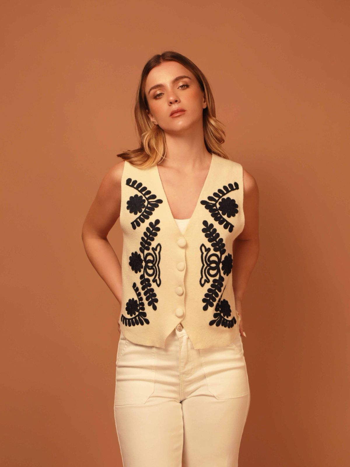 CHALECO BORDADO BEIGE / AZUL